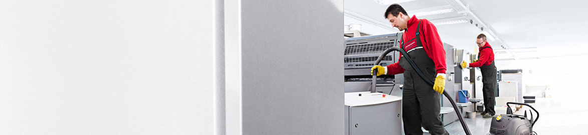Nettoyage des sites industriels Un agent d'entretien nettoie une installation industrielle