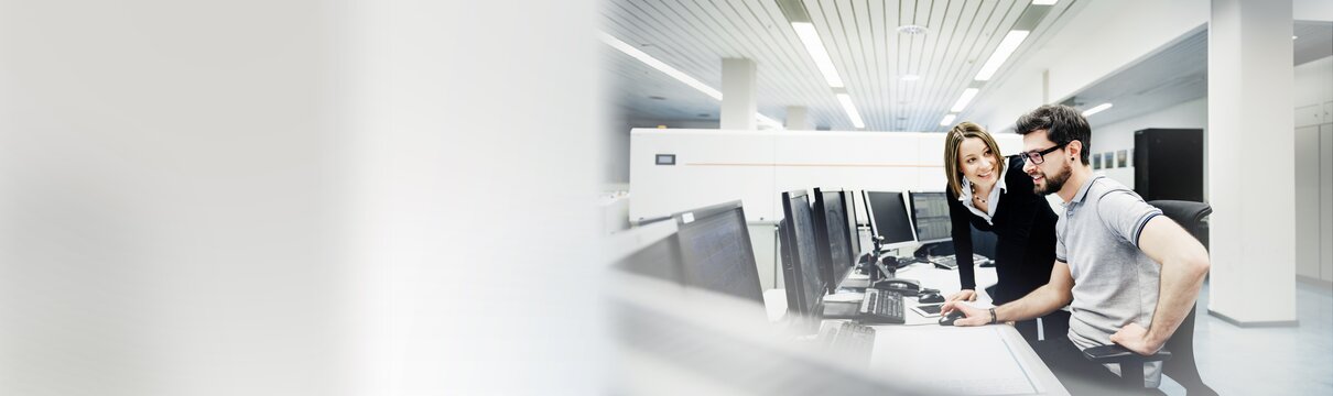 Facility Management by Dussmann Two employees discuss