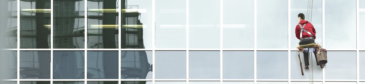 Nettoyage extérieur – Présentation irréprochable et professionnelle de vos espaces extérieurs Service de nettoyage extérieur professionnel, offrant une présentation impeccable de vos espaces extérieurs pour refléter votre image avec professionnalisme et efficacité
