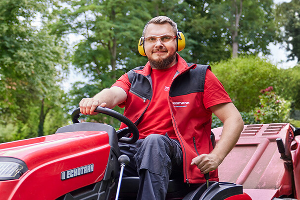 Dussmann garden and exterior facility care Employee who works in the garden and exterior facility care