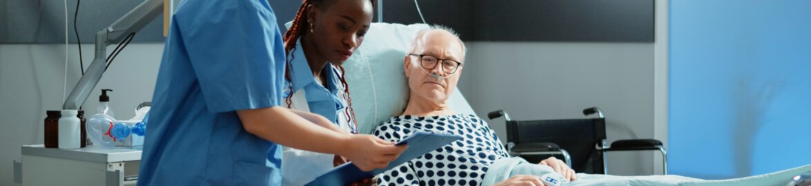 Entretien et location du linge pour maisons de retraite et hôpitaux | © <a href="https://www.freepik.com/free-photo/african-american-doctor-talking-sick-patient-bed-hospital-ward-treating-health-problems-injury-old-man-asking-medic-nurse-about-intensive-care-illness-recovery_20717490.htm">Image by DC Studio on Freepik</a> Service de blanchisserie Dussmann Lavador répondant aux normes strictes du secteur médical, garantissant une désinfection optimale du linge hospitalier et une qualité irréprochable pour la protection des patients et du personnel soignant | © <a href="https://www.freepik.com/free-photo/african-american-doctor-talking-sick-patient-bed-hospital-ward-treating-health-problems-injury-old-man-asking-medic-nurse-about-intensive-care-illness-recovery_20717490.htm">Image by DC Studio on Freepik</a>