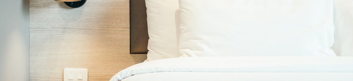 Blanchisserie pour hôtellerie et industrie alimentaire – Linge propre et respect des normes d'hygiène strictes | © <a href="https://www.freepik.com/free-photo/pillow-bed_1255051.htm#fromView=search&page=2&position=10&uuid=a7169df1-c8d3-4623-9cf3-a739261588af&query=pillow+on+hotel+bed">Image by mrsiraphol on Freepik</a> Service de blanchisserie Dussmann pour l'hôtellerie et l'industrie alimentaire, fournissant du linge propre et hygiénique, adapté aux exigences de ces secteurs, tout en respectant des protocoles stricts d'hygiène et de qualité | © <a href="https://www.freepik.com/free-photo/pillow-bed_1255051.htm#fromView=search&page=2&position=10&uuid=a7169df1-c8d3-4623-9cf3-a739261588af&query=pillow+on+hotel+bed">Image by mrsiraphol on Freepik</a>