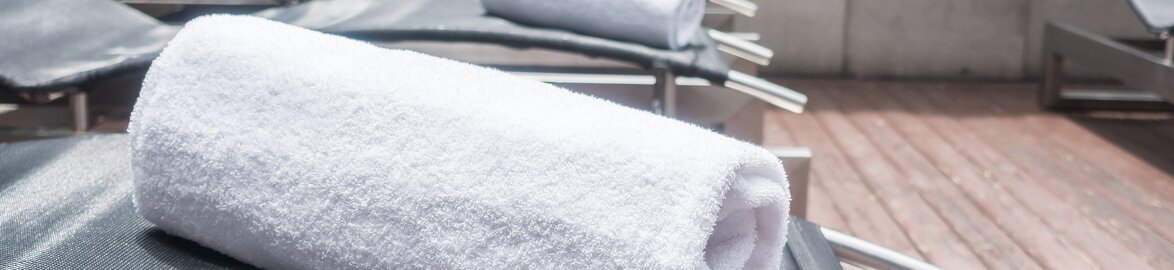Blanchisserie pour espaces bien-être – Linge doux et hygiénique pour une expérience de relaxation parfaite | © <a href="https://www.freepik.com/free-photo/white-towels-deck-chairs_952848.htm">Image by mrsiraphol on Freepik</a> Service de blanchisserie Dussmann pour les espaces bien-être, fournissant du linge doux, propre et hygiénique, adapté aux besoins des spas, centres de bien-être et hôtels, tout en respectant des protocoles stricts d'hygiène et de qualité | © <a href="https://www.freepik.com/free-photo/white-towels-deck-chairs_952848.htm">Image by mrsiraphol on Freepik</a>