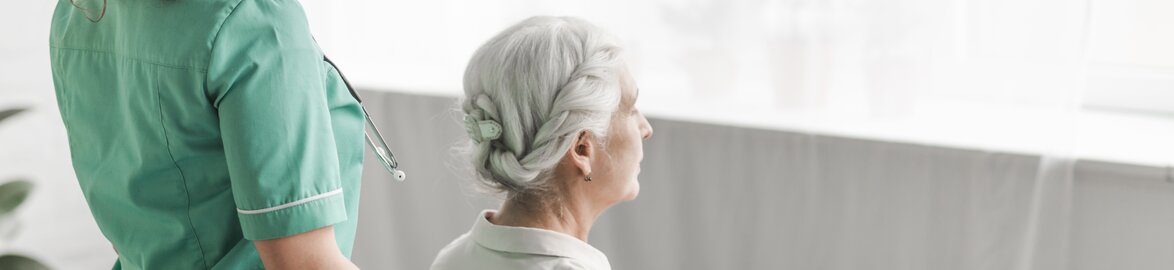 Blanchisserie pour maisons de soin – Linge propre et respect des protocoles d’hygiène pour le bien-être des résidents | © <a href="https://www.freepik.com/free-photo/side-view-nurse-pushing-disabled-patient-wheel-chair_2652850.htm">Image by freepik</a> Service de blanchisserie Dussmann pour maisons de soin, fournissant du linge propre, doux et hygiénique, adapté aux besoins des résidents, tout en respectant des protocoles d'hygiène stricts pour le bien-être des personnes âgées | © <a href="https://www.freepik.com/free-photo/side-view-nurse-pushing-disabled-patient-wheel-chair_2652850.htm">Image by freepik</a>