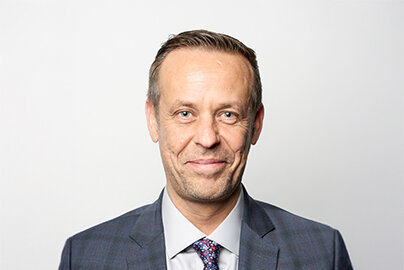 Dussmann - Security Services - Operational Supervisor - Sébastien KOLANDER Sébastien KOLANDER, Operational Supervisor chez Dussmann Facility Management, en charge de la supervision des opérations de sécurité au Luxembourg