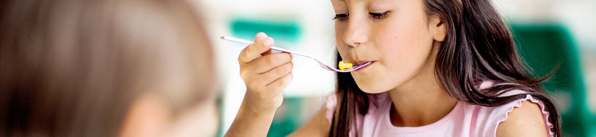 Étudiante mangeant sainement au collège, lycée et université - Nutrition équilibrée pour jeunes Étudiante mangeant sainement au collège, lycée et université - Nutrition équilibrée pour jeunes